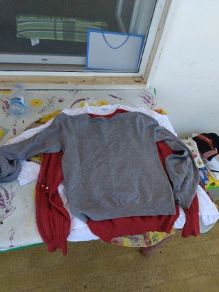 Maglia verde con maniche a sbuffo