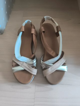 Sandalias de piel doradas y marrones. Comodidad