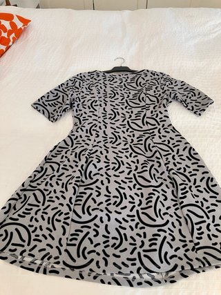 Vestido gris con estampado moderno ,