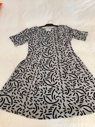Vestido gris con estampado moderno ,