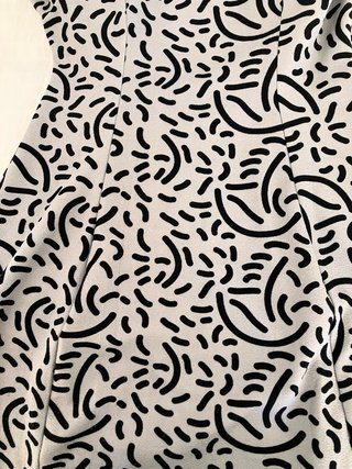 Vestido gris con estampado moderno ,