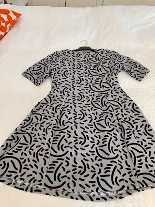 Vestido gris con estampado moderno ,