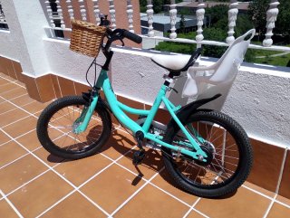 Bicicleta infantil con cesta y asiento