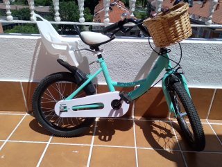Bicicleta infantil con cesta y asiento