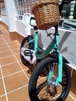 Bicicleta infantil con cesta y asiento