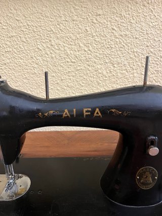 Máquina de coser Alfa antigua de pedal