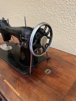 Máquina de coser Alfa antigua de pedal