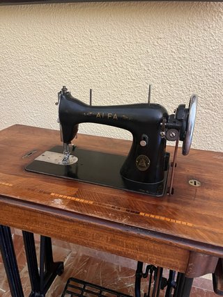 Máquina de coser Alfa antigua de pedal