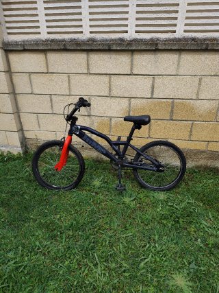 Bicicleta BMX infantil