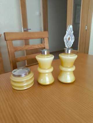Juego de tocador vintage amarillo
