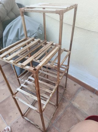 Estantería de madera para plantas