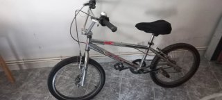 Bicicleta BMX Monty cuadro plateado.