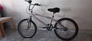 Bicicleta BMX Monty cuadro plateado.