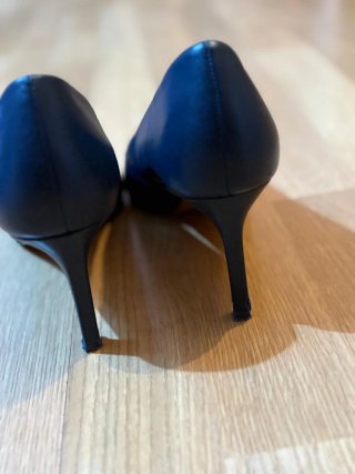 Zapatos de tacón Zara Basic azul marino.