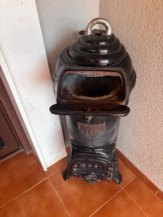 Estufa antigua de hierro fundido marca PELGRIM