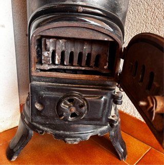 Estufa antigua de hierro fundido marca PELGRIM