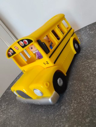 Autobús y muñecos Cocomelon con música