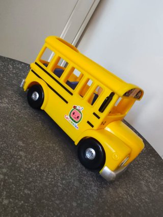 Autobús y muñecos Cocomelon con música