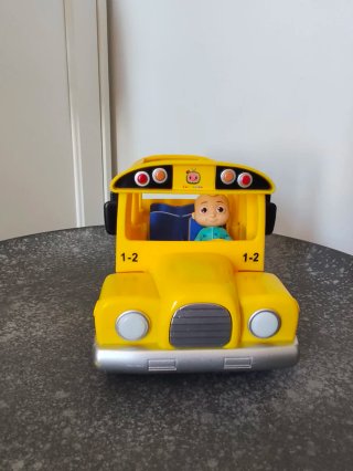 Autobús y muñecos Cocomelon con música
