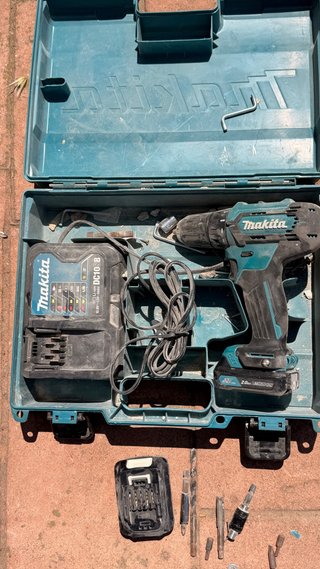 Taladro Atornillador Makita 12V con Accesorios