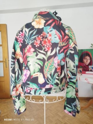 Chaqueta vaquera estampado tropical