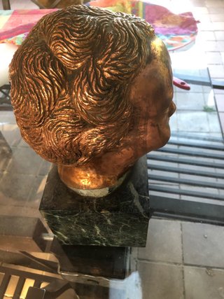 Cabeza de bronce repujado