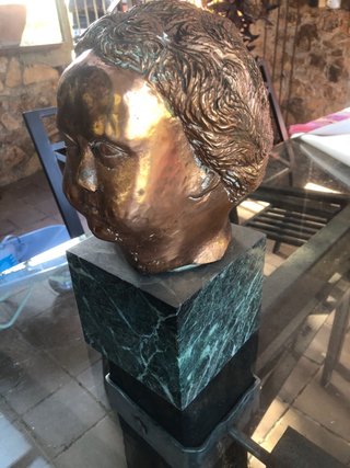 Cabeza de bronce repujado