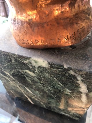 Cabeza de bronce repujado