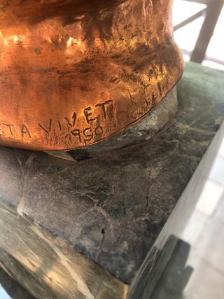 Cabeza de bronce repujado