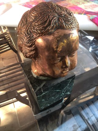Cabeza de bronce repujado