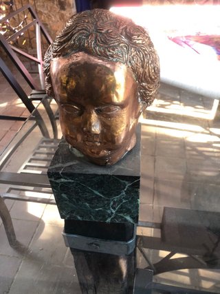 Cabeza de bronce repujado