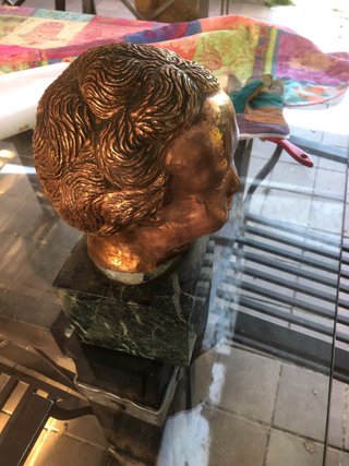Cabeza de bronce repujado