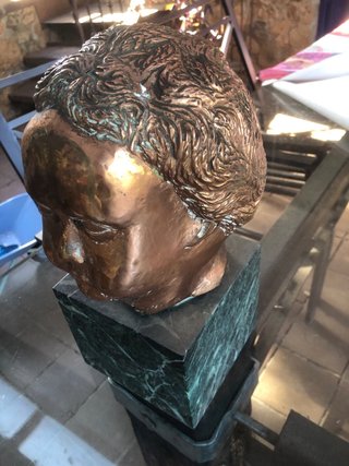 Cabeza de bronce repujado