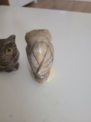 Dos figuras de búho talladas en piedra