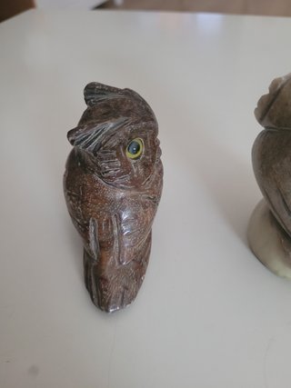 Dos figuras de búho talladas en piedra