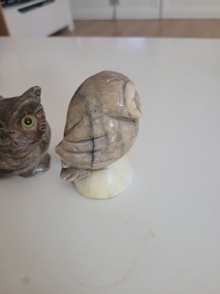 Dos figuras de búho talladas en piedra