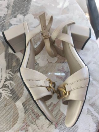 Sandalias de piel beige y oro