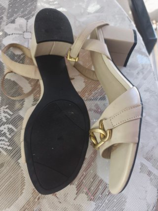 Sandalias de piel beige y oro