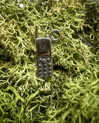 Charm teléfono móvil plateado