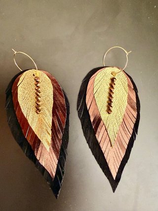 Pendientes plumas piel negro y dorado