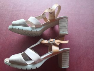 Sandalias Beige y Doradas Talla 40