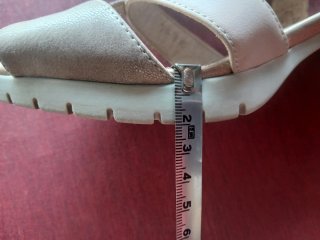 Sandalias Beige y Doradas Talla 40