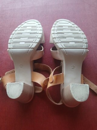 Sandalias Beige y Doradas Talla 40
