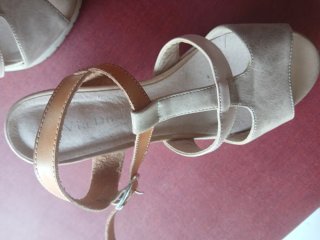 Sandalias Beige y Doradas Talla 40
