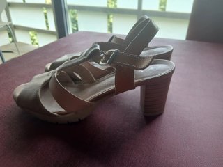 Sandalias Beige y Doradas Talla 40