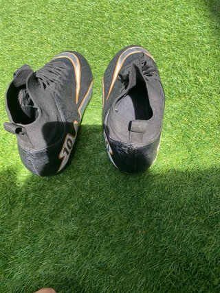 Botas de fútbol negras con número 10