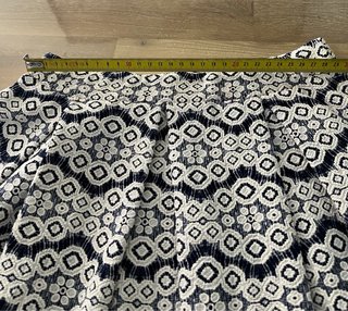 Falda corta skater estampada azul marino y blanca