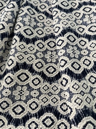 Falda corta skater estampada azul marino y blanca