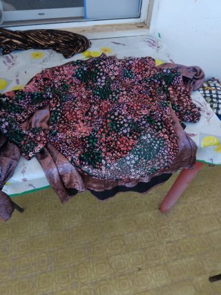 Maglia fantasia floreale nera