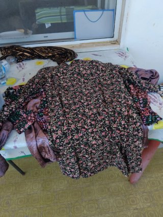 Maglia fantasia floreale nera